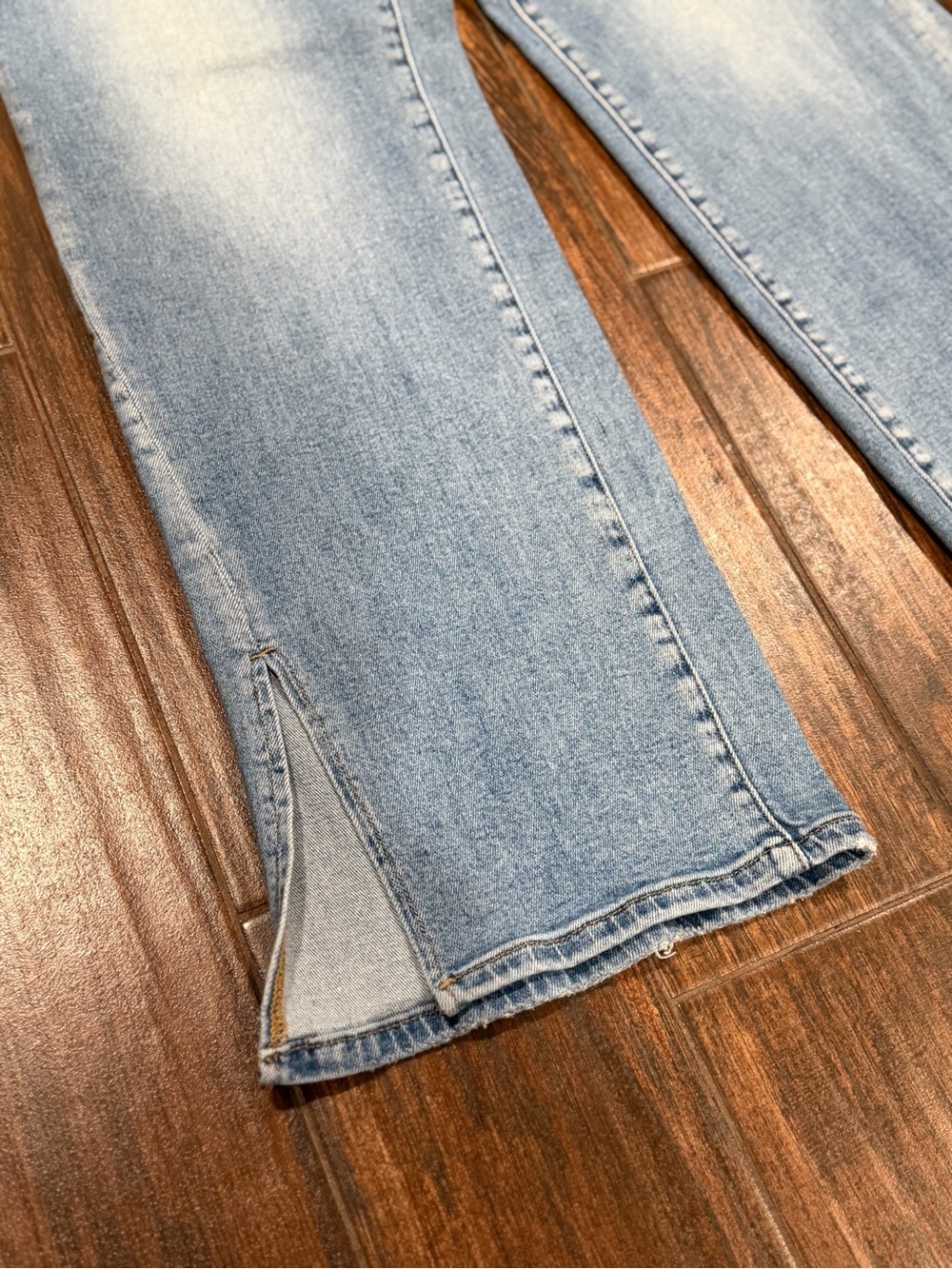 Light Wash High-Rise Wide Leg Jeans with Back-Slit Hem - Picture 5 of 9